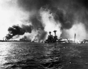 La Usa California danneggiata dai siluri giapponesi (Us Navy)
