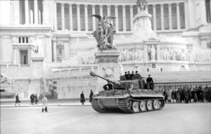 Un carro Tigre davanti al vittoriano (foto Bundesarchiv)
