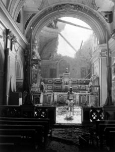Un soldato americano entra nella chiesa bombardata di Acerno (National Archives)