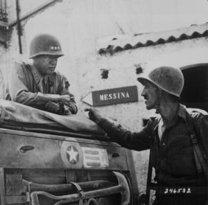 Patton durante l'avanzata in Sicilia (National Archives)
