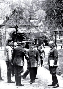 Klaus Von Stauffenberg con Hitler (Bundesarchiv)