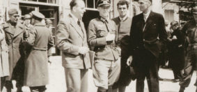 Gli ostaggi, al centro il colonnello Bogislaw von Bonin e a destra Sigismund Payne Best subito dopo la liberazione (foto Us Army)