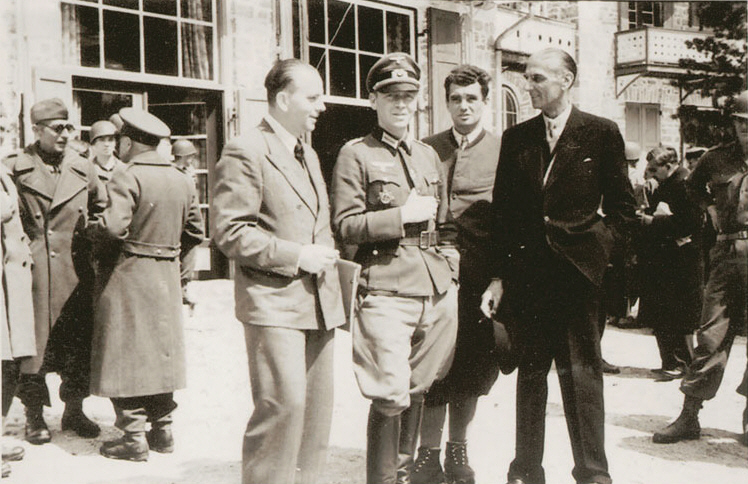 Gli ostaggi, al centro il colonnello Bogislaw von Bonin e a destra Sigismund Payne Best subito dopo la liberazione (foto Us Army)