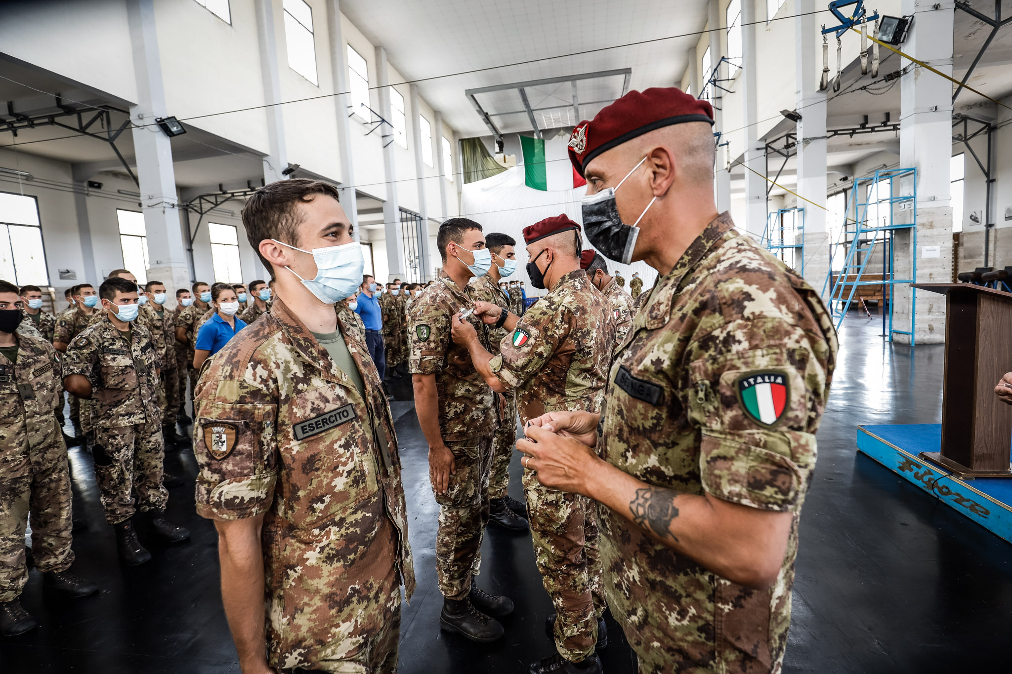 Il Comandante dell'Accademia di Modena Gen. b Rodolfo Sganga durante la consegna del brevetto di Paracadutista n(foto Esercito italiano)