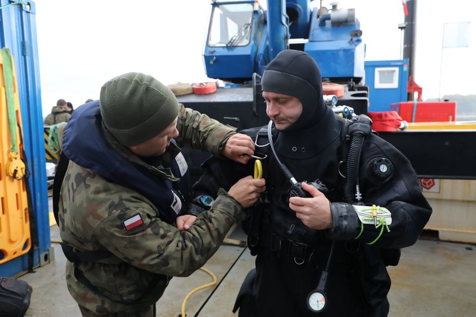 La marina polacca al lavoro per disinnescare la bomba (foto Marynarka Wojenna)