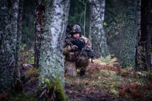 Esercitazione in Lettonia Bersagliere in attività di pattugliamento (foto Esercito Italiano)