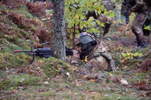 Esercitazione in Lettonia Bersagliere in puntamento (foto Esercito Italiano)