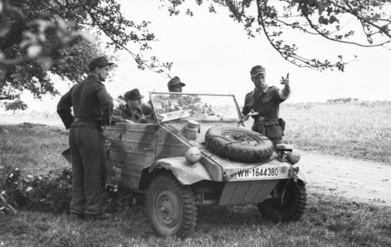 Kübelwagen con ufficiali tedeschi (foto Bundesarchiv)