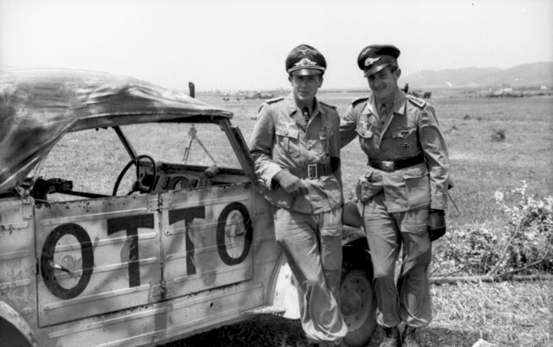 Kübelwagen con ufficiali tedeschi (foto Bundesarchiv)