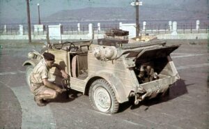 Kübelwagen in panne in Sicilia (foto Bundesarchiv)