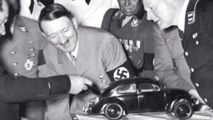 Hitler davanti al progetto del Maggiolino