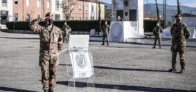 Iil Col. Zampella saluta il paracadutista Luigi Tosti collegato in videoconferenza