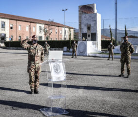 Iil Col. Zampella saluta il paracadutista Luigi Tosti collegato in videoconferenza