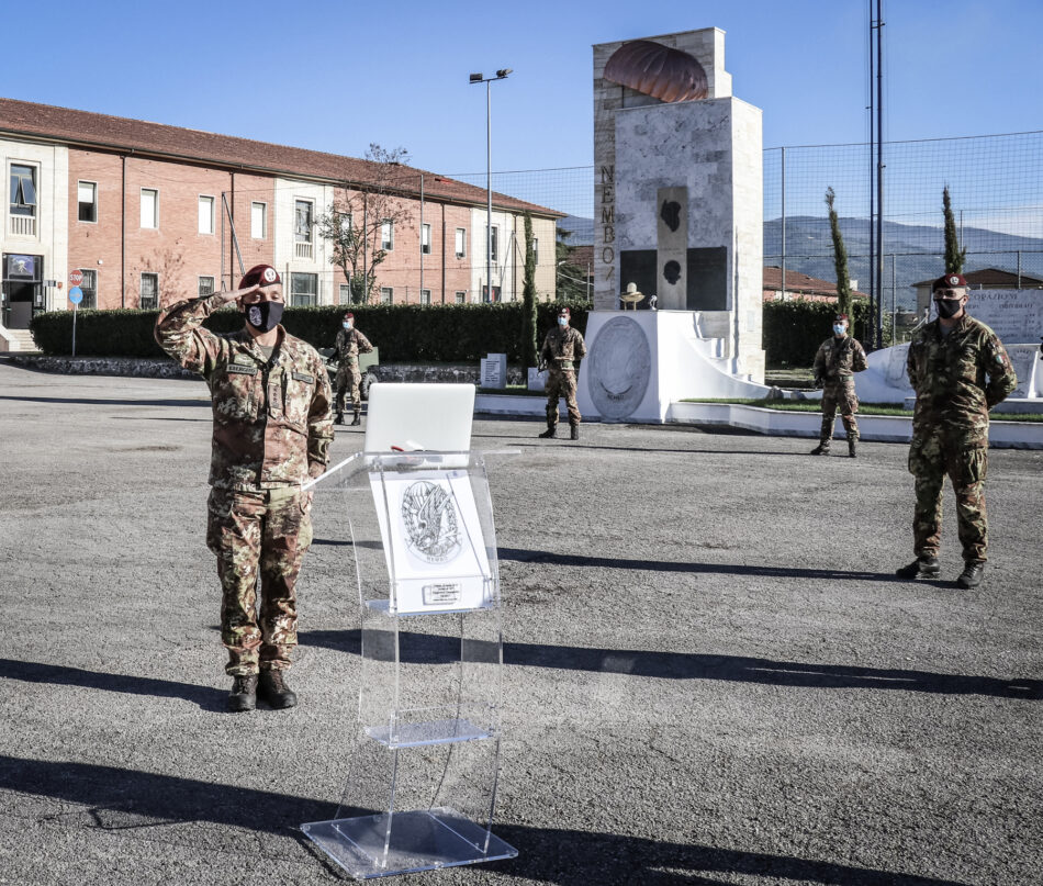 Iil Col. Zampella saluta il paracadutista Luigi Tosti collegato in videoconferenza