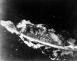 La Yamato colpita da una bomba