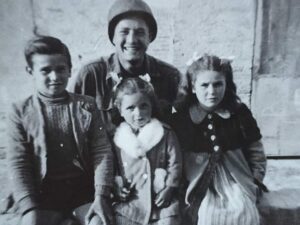 Martin Adler fotografato coi bambini incontrati sulla Gotica