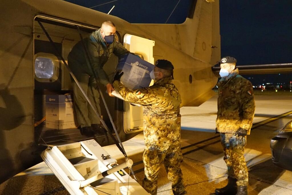 Gli uomini della divisione Vittorio Vento ritirano le dosi di Vaccino all'aeroporto fiorentino di Peretola