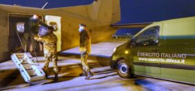 Gli uomini della divisione Vittorio Vento ritirano le dosi di Vaccino all'aeroporto fiorentino di Peretola