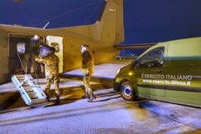 Gli uomini della divisione Vittorio Vento ritirano le dosi di Vaccino all'aeroporto fiorentino di Peretola