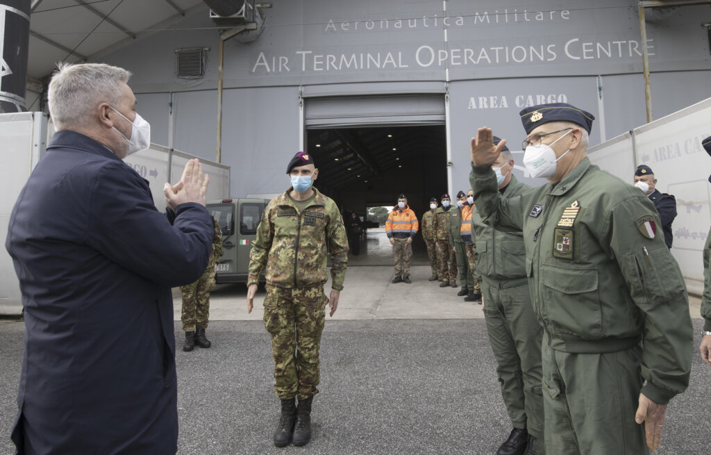 Il ministro Guerrini a Pratica di Mare per l'operazione Eos