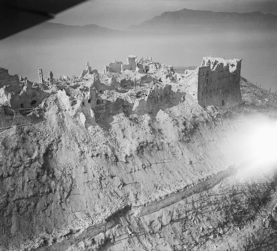 L'abbazia di Montecassino rasa al suolo dai bombardieri (foto IWM)