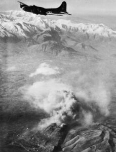 Un B17 sopra l'abbazia di Montecassino (Wikimedia)