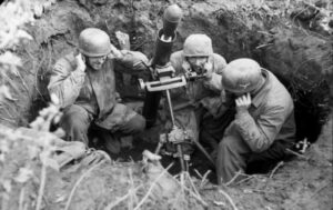 Fallschirmjäger tedeschi in una buca da mortaio (foto Bundesarchiv)