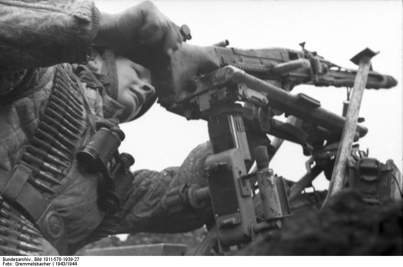 Fallschirmjäger controlla la sua MG (foto Bundesarchiv)