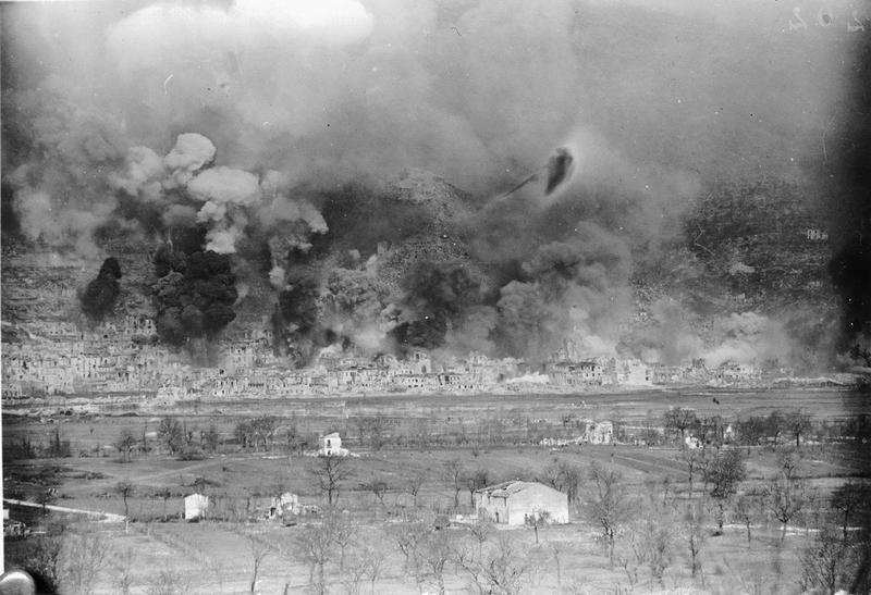 Il bombardamento di Cassino (foto IWM)
