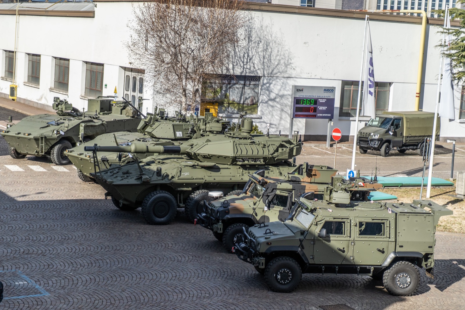 Blindo Centauro 2 il CSM generale Farina in visita alla Iveco Defence