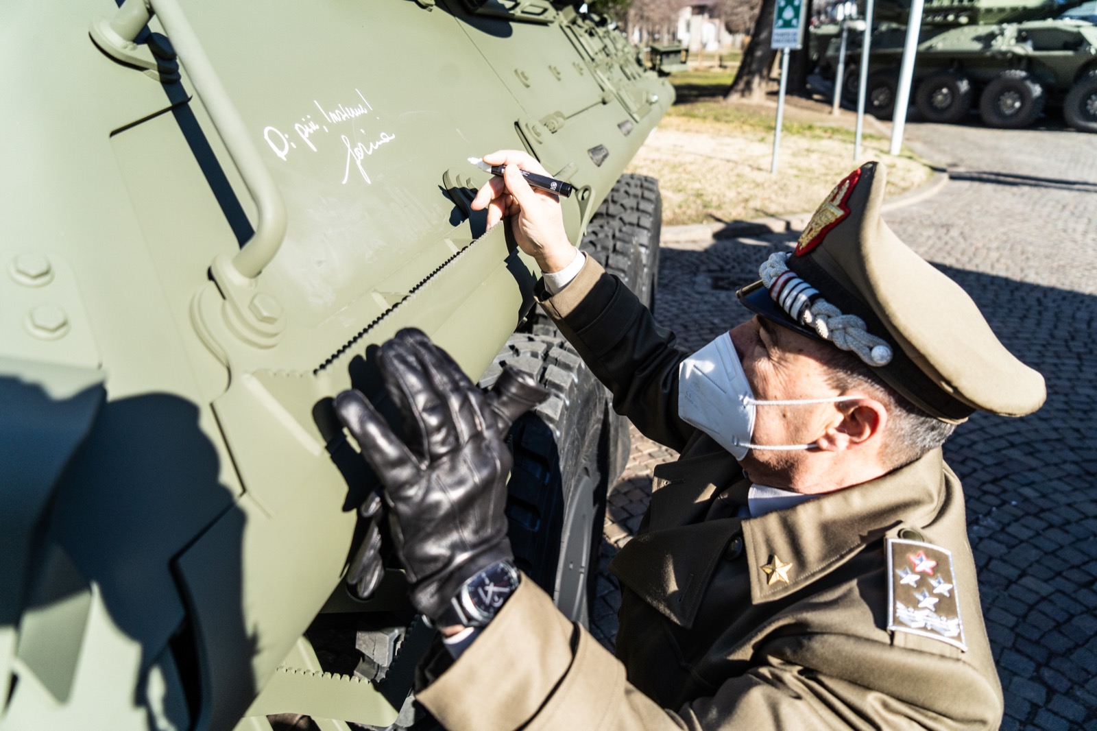 Blindo Centauro 2 il CSM generale Farina in visita alla Iveco Defence