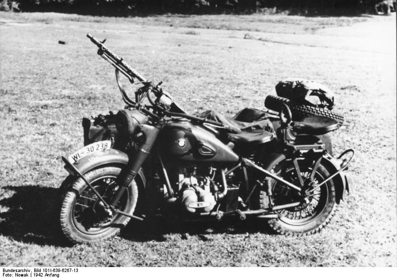 Motorrad BMW R75 mit Beiwagen und MG (Bunseerarchiv Wikicommons
