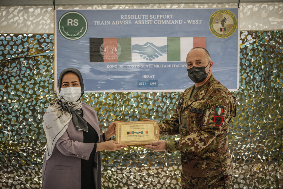 La consegna della targa per la donazione all'associazione femminile di Herat