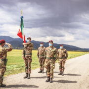 Aviolancio della bandiera del nembo per la battaglia di case grizzano (Foto Esercito Italiano)