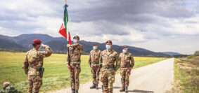 Aviolancio della bandiera del nembo per la battaglia di case grizzano (Foto Esercito Italiano)