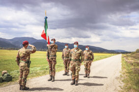 Aviolancio della bandiera del nembo per la battaglia di case grizzano (Foto Esercito Italiano)