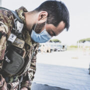 Aviolancio della bandiera del nembo per la battaglia di case grizzano (Foto Esercito Italiano)