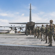 Aviolancio della bandiera del nembo per la battaglia di case grizzano (Foto Esercito Italiano)