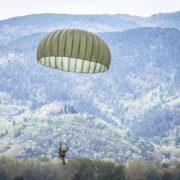 Aviolancio della bandiera del nembo per la battaglia di case grizzano (Foto Esercito Italiano)