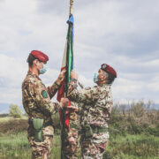 Aviolancio della bandiera del nembo per la battaglia di case grizzano (Foto Esercito Italiano)