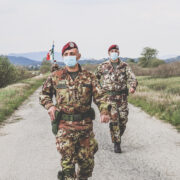 Aviolancio della bandiera del nembo per la battaglia di case grizzano (Foto Esercito Italiano)