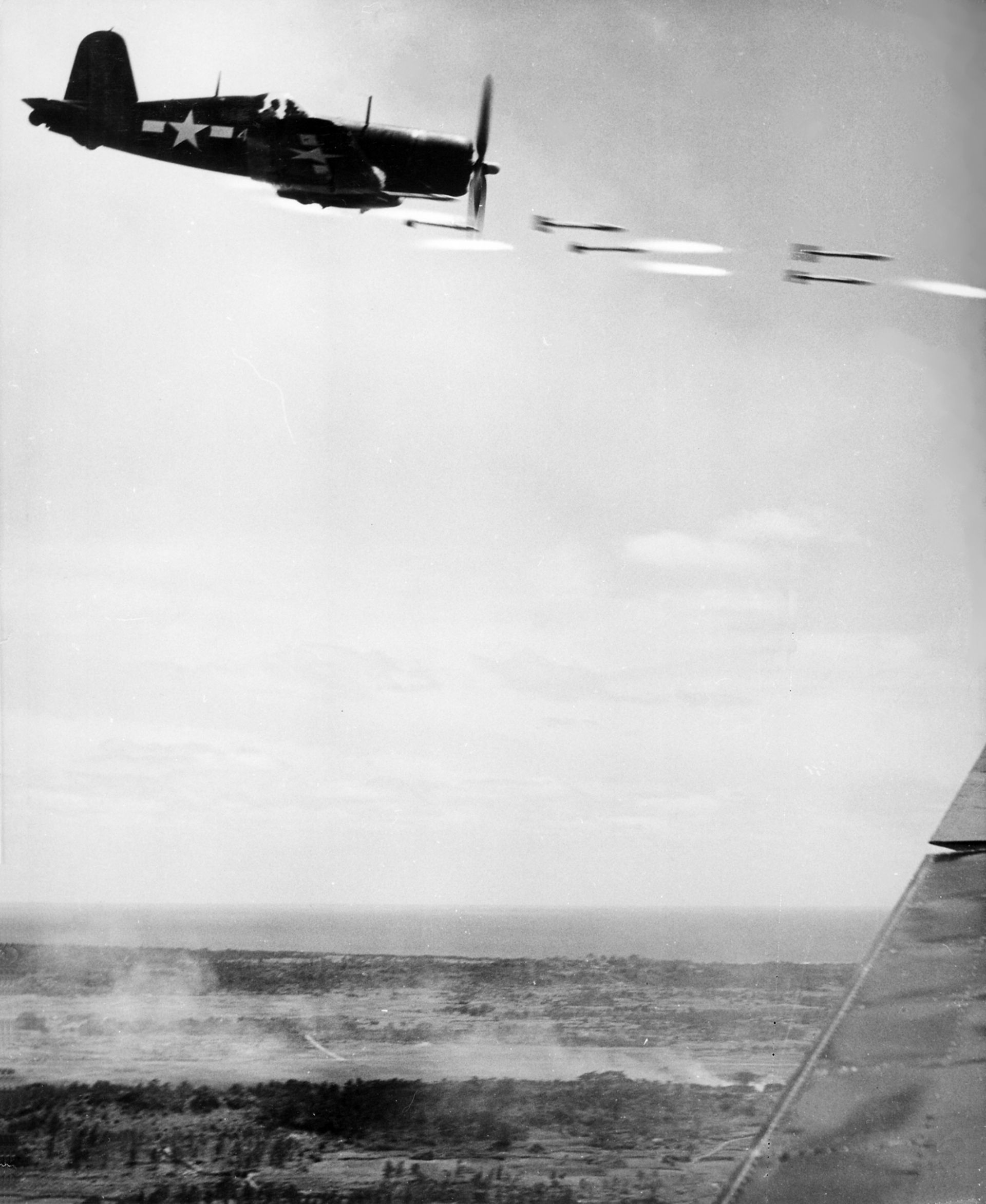 Un F4U Corsair scarica i suoi razzi sulle truppe nemiche (Marine Corps)