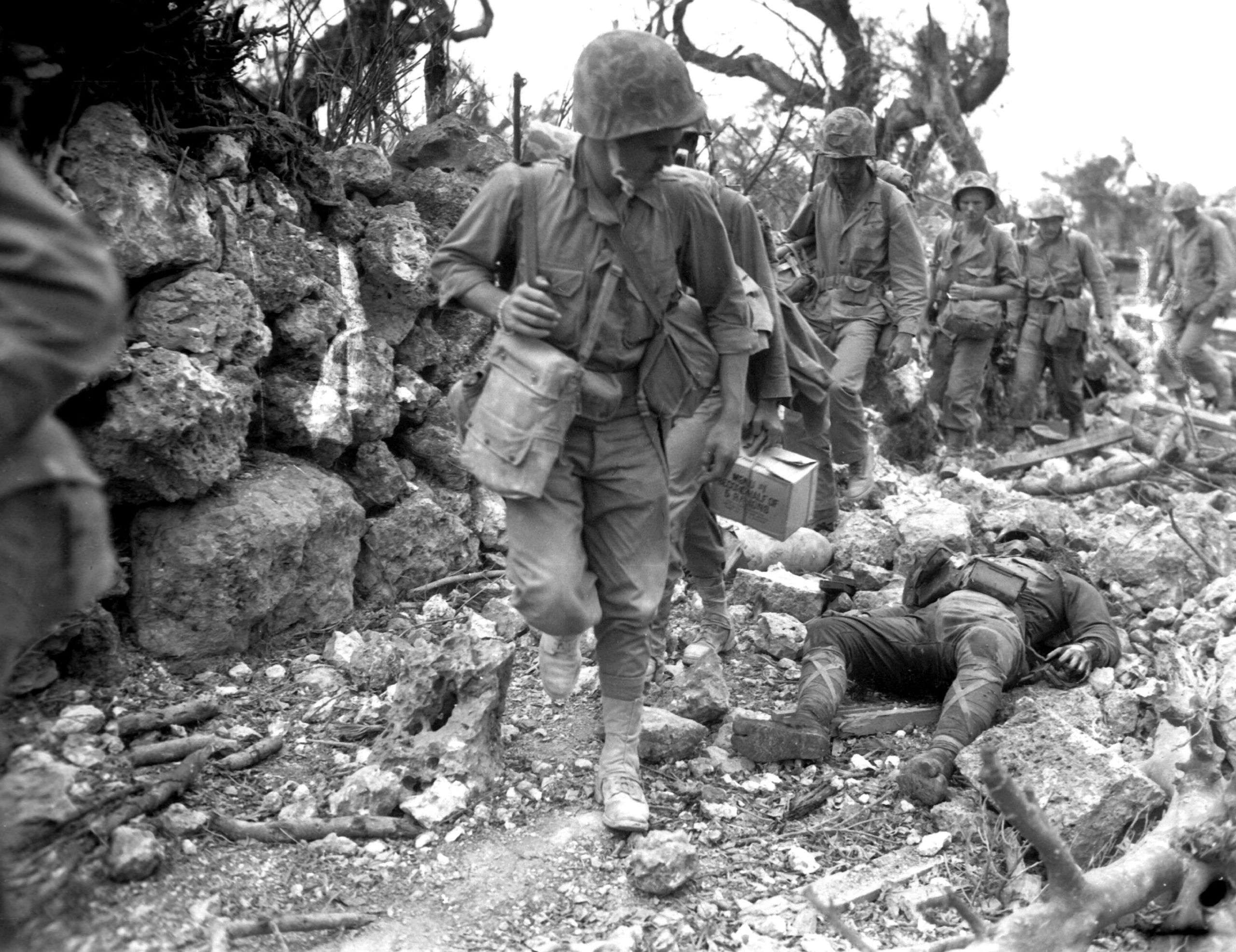 I Marines attraversano i campi di battaglia di Okinawa piene di cadaveri giapponesi