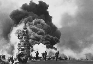 La USS Bunker Hill colpita da due kamikaze