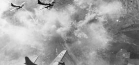 Una formazione di Boeing B-17F in volo su Schweinfurt,Germania, nell'agosto 1943. (U.S. Air Force photo)