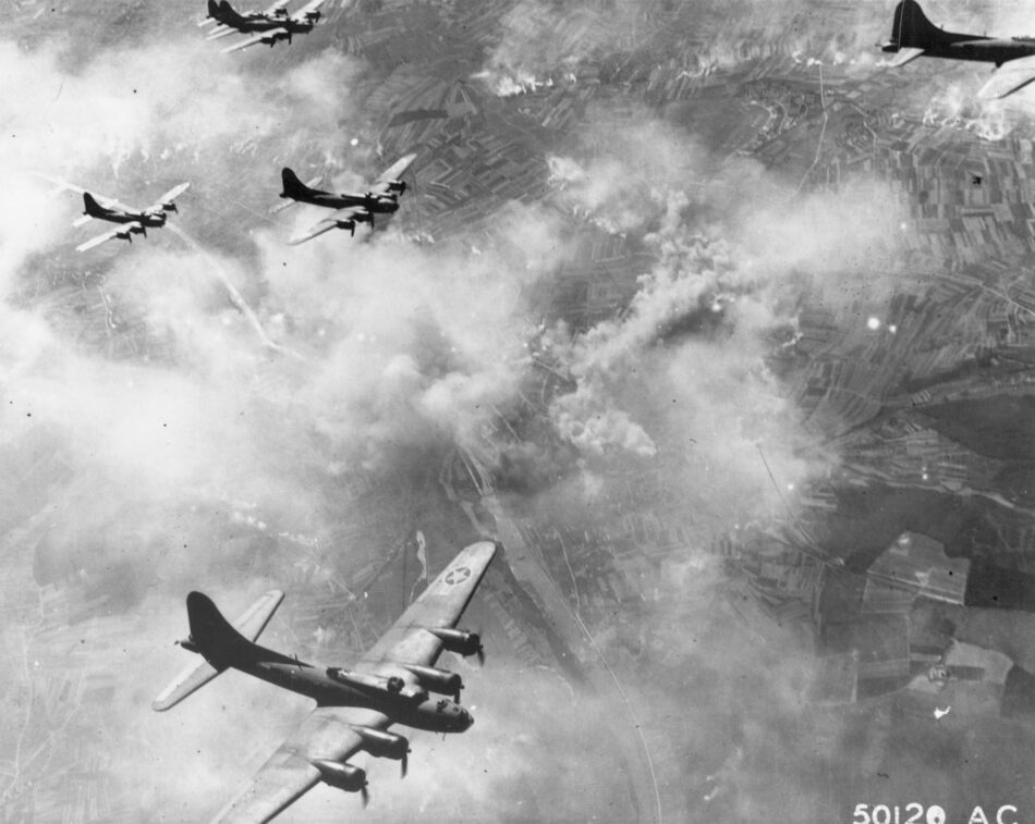 Una formazione di Boeing B-17F in volo su Schweinfurt,Germania, nell'agosto 1943. (U.S. Air Force photo)