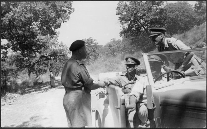 Brigadier Inglis saluta Re George VI durante la visita del re alle truppe neozelandesi . Foto di George Kay circa 26 July 1944, durante l'avanzata verso Firenze. (National Library of New Zealand)