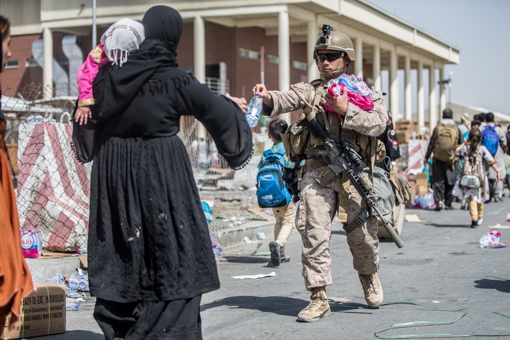 Le operazioni di evacuazione all'aeroporto di Kabul (ph Marine Corps)
