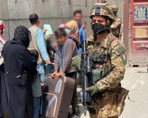 Paracadutista dell'Esercito durante l'evacuazione a Kabul (foto Esercito Italiano)