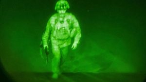 Il generale Chris Donahue, comandante della 82a divisione aviotrasportata, è l'ultimo soldato americano a imbarcarsi sull'ultimo volo in partenza dall'Afghanistan un minuto prima della mezzanotte del 31 agosto 2021